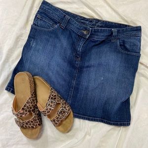 Tommy Hilfiger Denim Skirt Size 14 / 19” Across Waist/ 17”L Preowned